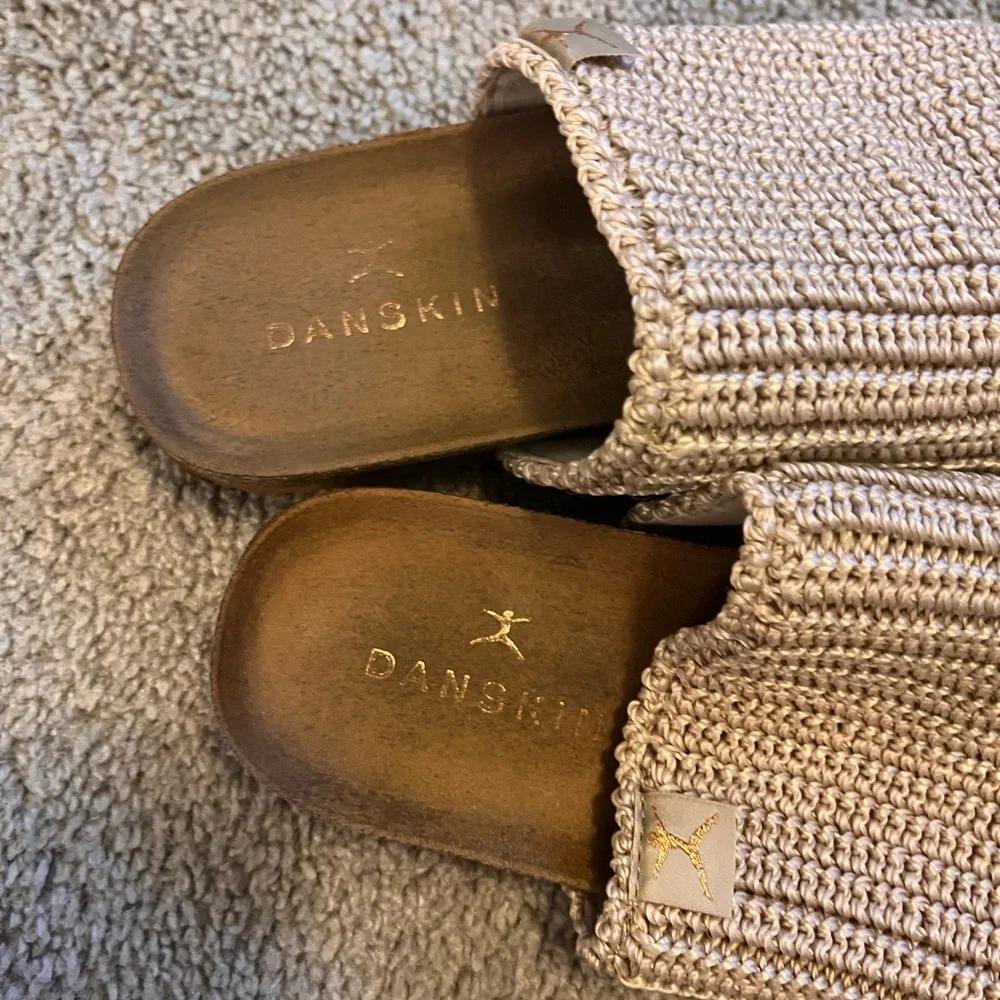 🆕 Danskin Della Natural Ribbed Slides tan mules size 7 - Picture 2 of 7